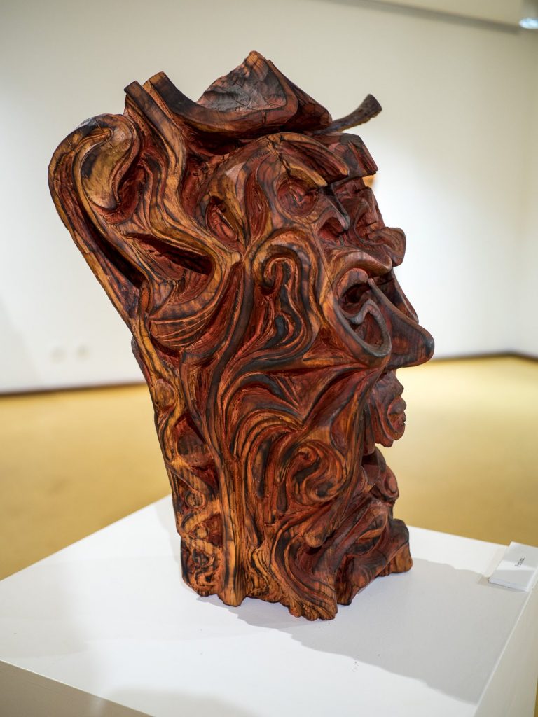Persona, escultura tallada en pino de David Ballestar